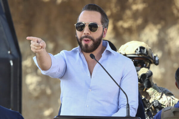 El Salvador endurece su marco legal tras aprobar la cadena perpetua para menores desde los 12 años por delitos graves. FOTO: AP.