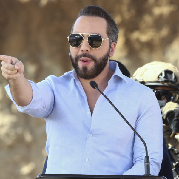 El Salvador endurece su marco legal tras aprobar la cadena perpetua para menores desde los 12 años por delitos graves. FOTO: AP.