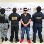 Un presunto integrante del Cártel Jalisco Nueva Generación fue detenido en Puebla durante un operativo conjunto de fuerzas federales y estatales. FOTO: SSP.