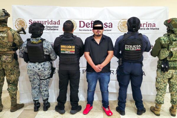 Un presunto integrante del Cártel Jalisco Nueva Generación fue detenido en Puebla durante un operativo conjunto de fuerzas federales y estatales. FOTO: SSP.