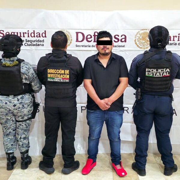 Un presunto integrante del Cártel Jalisco Nueva Generación fue detenido en Puebla durante un operativo conjunto de fuerzas federales y estatales. FOTO: SSP.