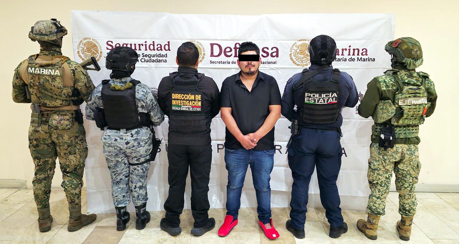 Un presunto integrante del Cártel Jalisco Nueva Generación fue detenido en Puebla durante un operativo conjunto de fuerzas federales y estatales. FOTO: SSP.