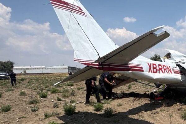 La aeronave se dirigía a Poza Rica cuando perdió altura y cayó cerca de un parque industrial en Huejotzingo.