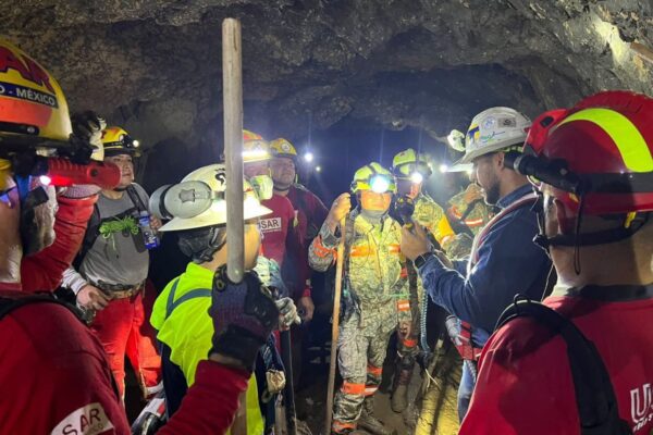 Tras el milagroso hallazgo de un sobreviviente ayer, hoy se confirmó la localización de un minero fallecido en El Rosario.