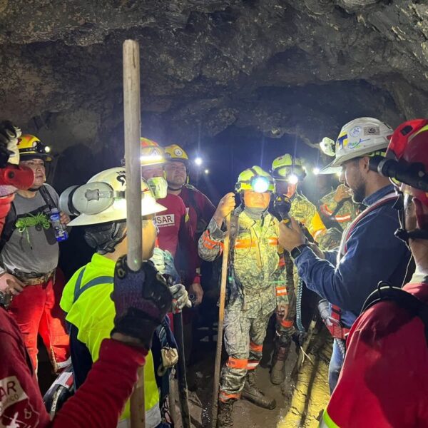 Tras el milagroso hallazgo de un sobreviviente ayer, hoy se confirmó la localización de un minero fallecido en El Rosario.