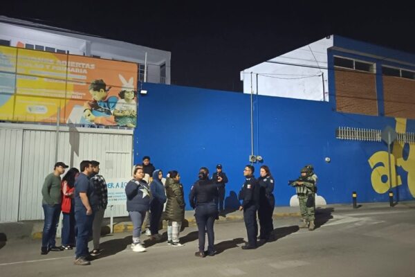 Descubren "cuarto oscuro" conectado a salones de clase que presuntamente era usado en prácticas de maltratos y abusos.