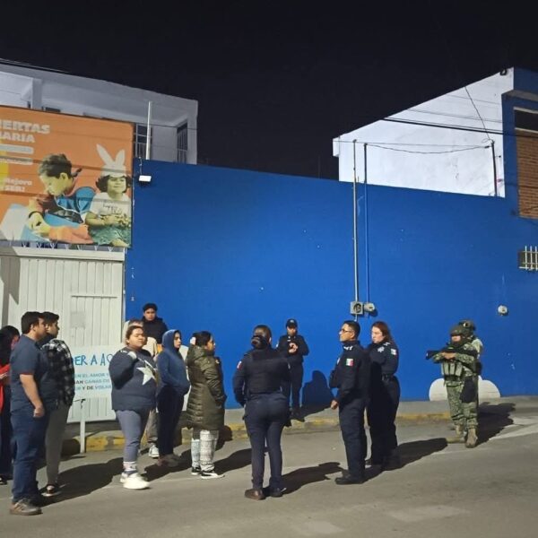 Descubren "cuarto oscuro" conectado a salones de clase que presuntamente era usado en prácticas de maltratos y abusos.