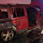 Un grupo armado atacó una vivienda y quemó dos autos en Lomas del 5 de Mayo; SSP de Puebla analiza si hay nexo criminal. FOTO: Redes sociales.