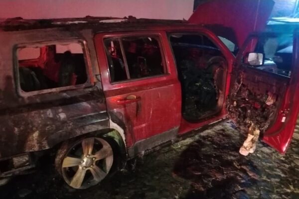 Un grupo armado atacó una vivienda y quemó dos autos en Lomas del 5 de Mayo; SSP de Puebla analiza si hay nexo criminal. FOTO: Redes sociales.