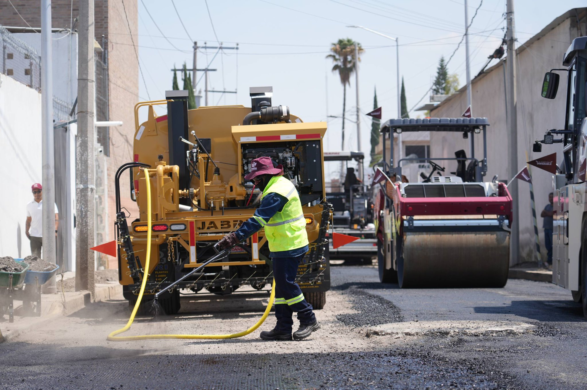 Pepe Chedraui mete el acelerador con el nuevo Tren de Pavimentación; promete una calle nueva cada 15 días