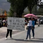 Caos vial y lucha hídrica; Azumbilla cumple un día de bloqueo en la federal a Veracruz tras conflicto por invernaderos.