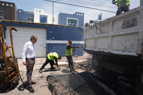 La administración municipal intensificó labores de bacheo, cubriendo frentes desde el Bulevar Norte hasta el sur de la ciudad. FOTO: X @pepechedrauimx.