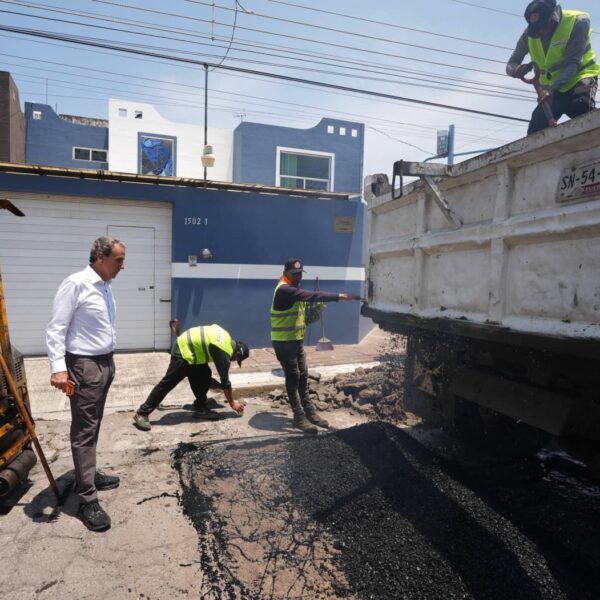 La administración municipal intensificó labores de bacheo, cubriendo frentes desde el Bulevar Norte hasta el sur de la ciudad. FOTO: X @pepechedrauimx.