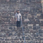 Tiroteo en Teotihuacán deja dos fallecidos y siete heridos; un sujeto no identificado abrió fuego desde lo alto de la Pirámide de la Luna.