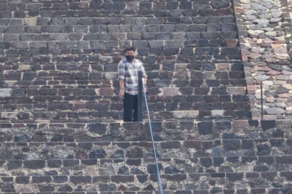 Tiroteo en Teotihuacán deja dos fallecidos y siete heridos; un sujeto no identificado abrió fuego desde lo alto de la Pirámide de la Luna.