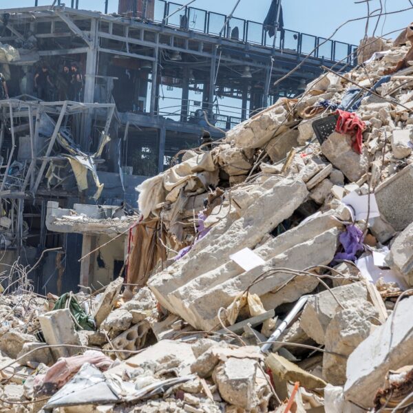 Pese al anuncio de tregua por Donald Trump; el Ejército de Israel atacó en Líbano. FOTO: Reuters,