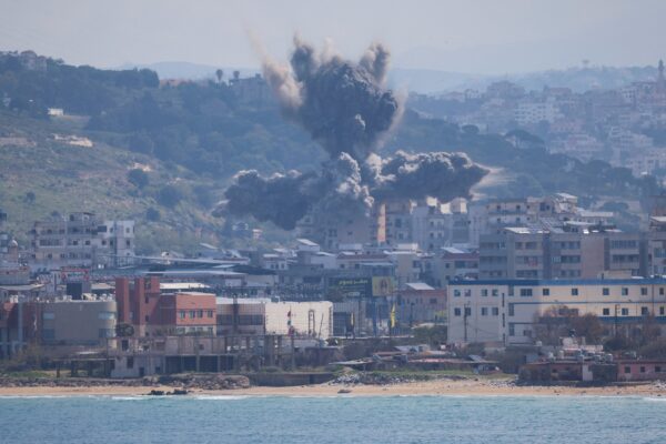 Irán interrumpió la navegación en el estrecho de Ormuz tras los ataques de Israel a Líbano, exigen cese de las hostilidades o romperán la tregua. FOTO: REUTERS.