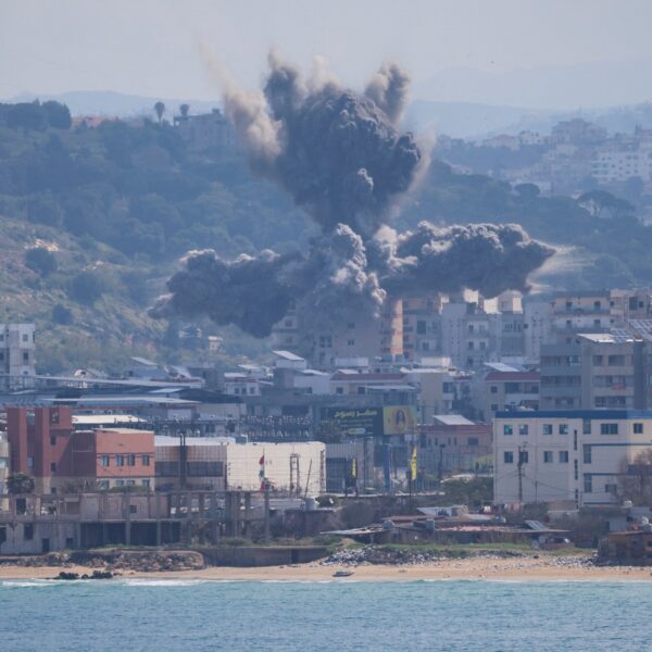 Irán interrumpió la navegación en el estrecho de Ormuz tras los ataques de Israel a Líbano, exigen cese de las hostilidades o romperán la tregua. FOTO: REUTERS.