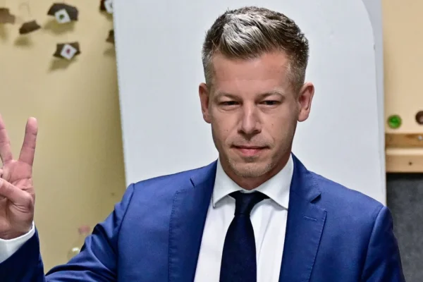 Histórico giro en Hungría: Péter Magyar derrota a Viktor Orbán con supermayoría y da fin a 16 años de la derecha en el país. FOTO: vía The Times.