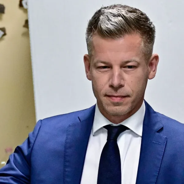 Histórico giro en Hungría: Péter Magyar derrota a Viktor Orbán con supermayoría y da fin a 16 años de la derecha en el país. FOTO: vía The Times.