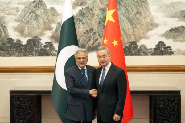 China y Pakistán impulsan una propuesta diplomática que busca abrir camino a la estabilidad en Irán y el estrecho de Ormuz. FOTO: People's Daily.