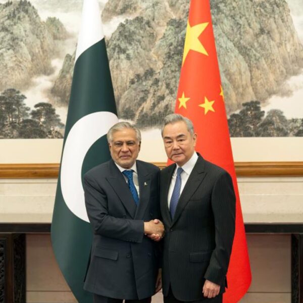 China y Pakistán impulsan una propuesta diplomática que busca abrir camino a la estabilidad en Irán y el estrecho de Ormuz. FOTO: People's Daily.