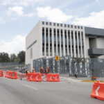 Inició el retiro de los reductores de velocidad en la Calzada Ignacio Zaragoza, frente a la nueva sede del Congreso del Estado.