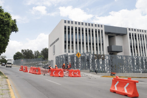 Inició el retiro de los reductores de velocidad en la Calzada Ignacio Zaragoza, frente a la nueva sede del Congreso del Estado.