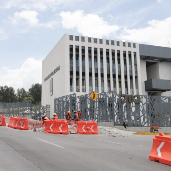 Inició el retiro de los reductores de velocidad en la Calzada Ignacio Zaragoza, frente a la nueva sede del Congreso del Estado.