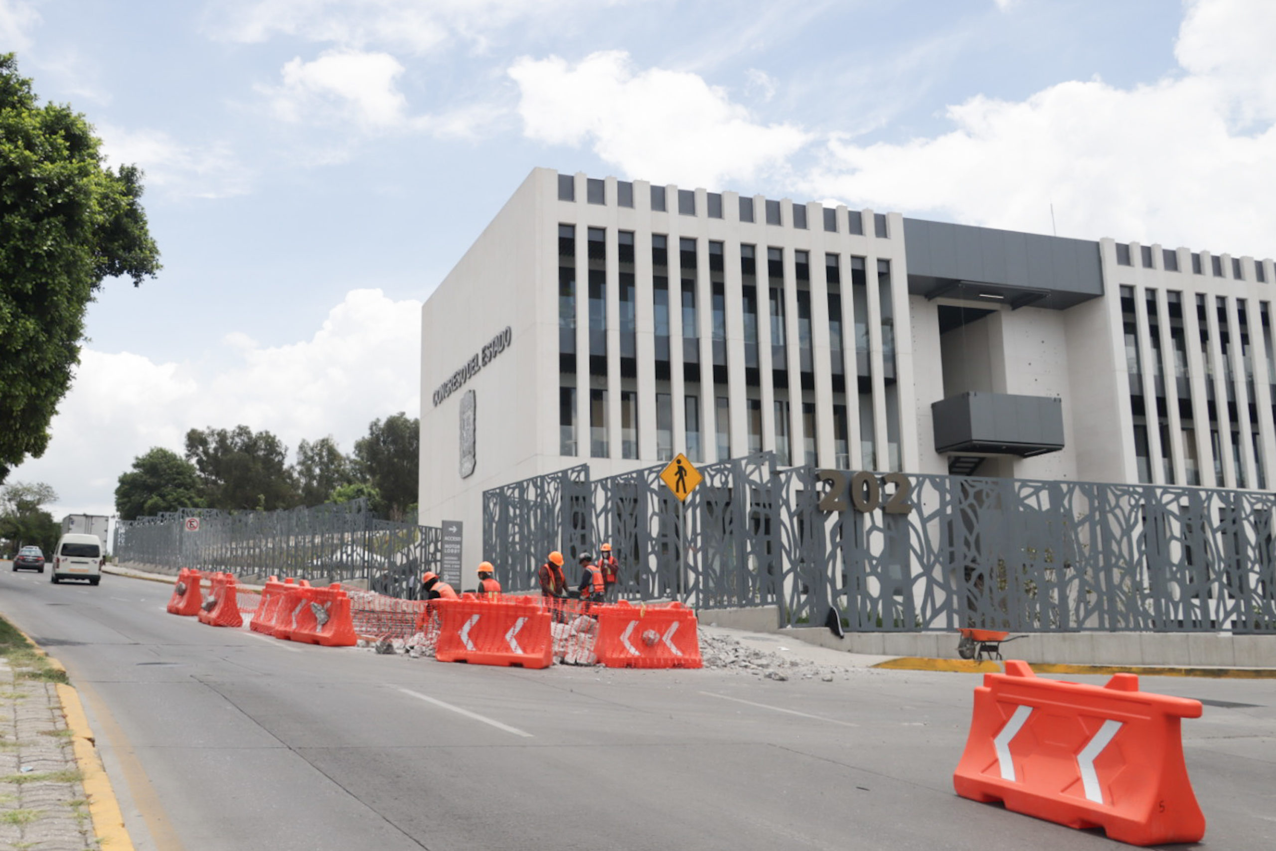 Inició el retiro de los reductores de velocidad en la Calzada Ignacio Zaragoza, frente a la nueva sede del Congreso del Estado.
