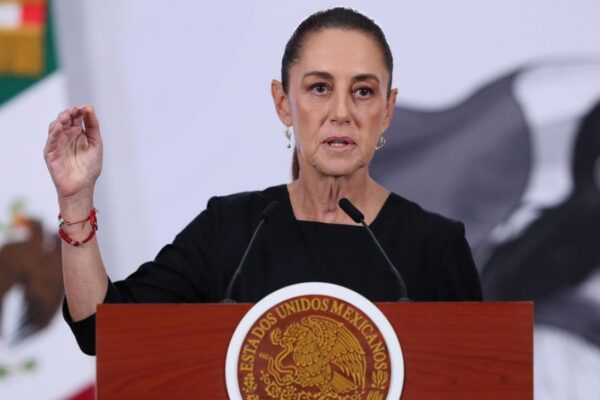 En medio de la revisión del T-MEC, crece la presión de Estados Unidos sobre México por presunta revisión de políticos corruptos y revisión de seguridad de México. Sheinbaum responde que no encubrirá a nadie. FOTO: EFE.