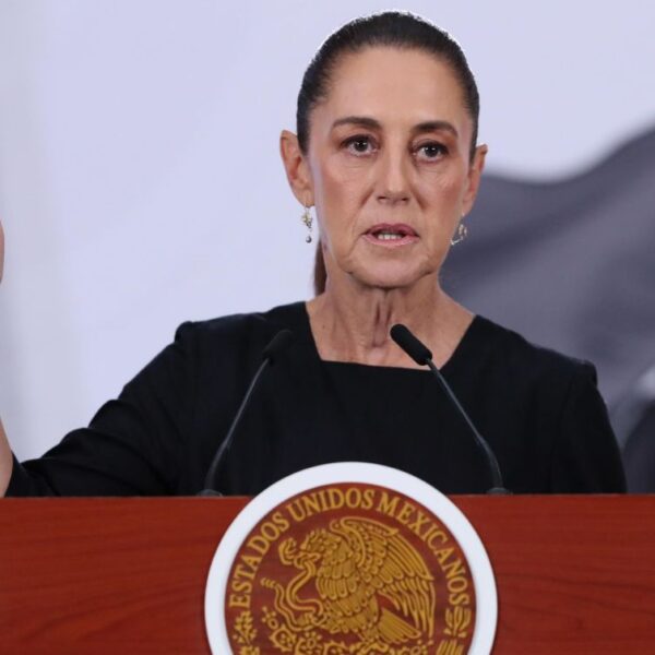 En medio de la revisión del T-MEC, crece la presión de Estados Unidos sobre México por presunta revisión de políticos corruptos y revisión de seguridad de México. Sheinbaum responde que no encubrirá a nadie. FOTO: EFE.