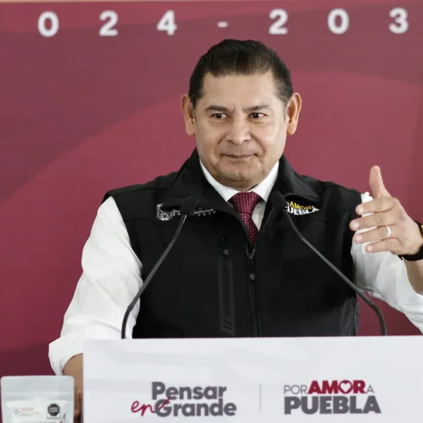 Armenta asegura que el Parque de Economía Circular en San José Chiapa no vulnerará la propiedad de los ejidatarios. FOTO: Almanaque.