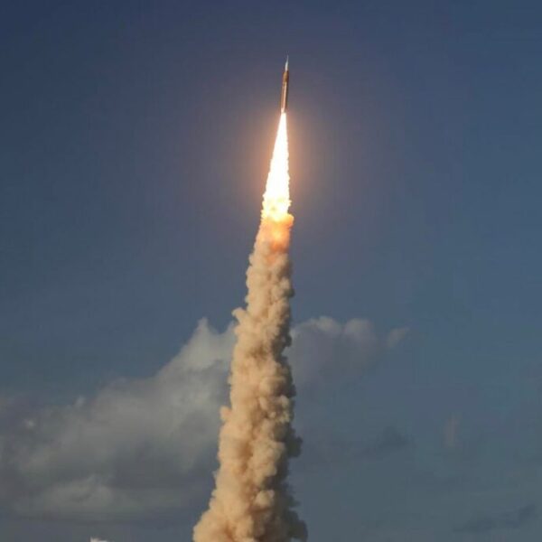 La misión Artemis II despegó con éxito y marca el regreso de astronautas a la órbita de la Luna tras más de medio siglo. FOTO: EFE.