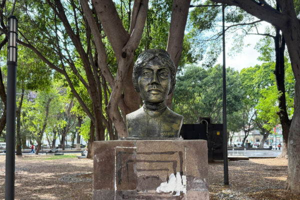 Errores ortográficos en nombres y descripciones de personajes históricos obligaron al Gobierno de Puebla a retirar las placas recién instaladas en el Paseo Bravo. FOTO: Ambas Manos.