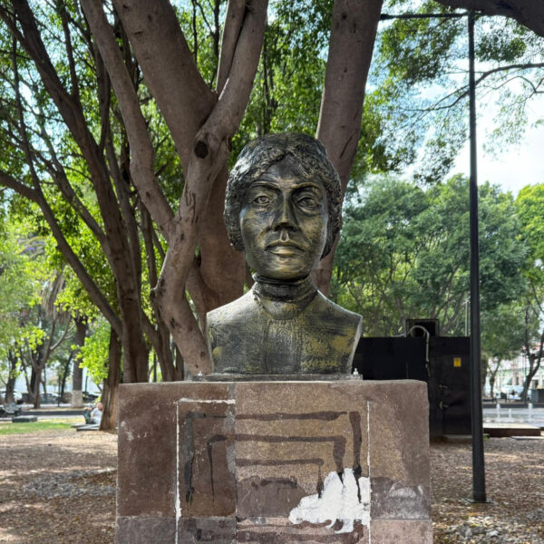 Errores ortográficos en nombres y descripciones de personajes históricos obligaron al Gobierno de Puebla a retirar las placas recién instaladas en el Paseo Bravo. FOTO: Ambas Manos.