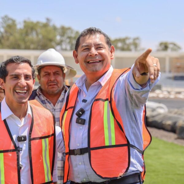 Conade anunció la construcción y rehabilitación de 25 canchas de fútbol en Puebla rumbo al Mundial 2026. FOTO: X @Rommel_Pacheco.