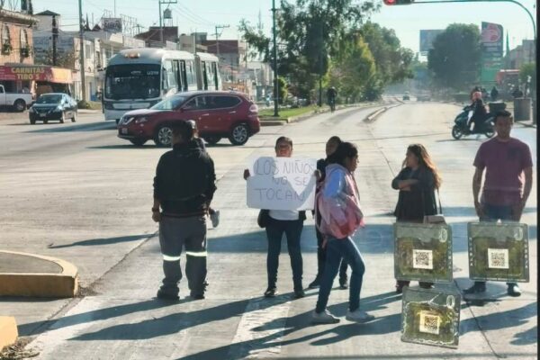 Tras una protesta en la 11 Sur, la SEP de Puebla destituyó a la directora y a un conserje de una primaria en San Bernabé Temoxtitla. FOTO: MTP Noticias.
