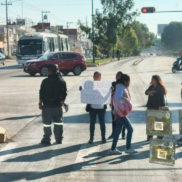 Tras una protesta en la 11 Sur, la SEP de Puebla destituyó a la directora y a un conserje de una primaria en San Bernabé Temoxtitla. FOTO: MTP Noticias.