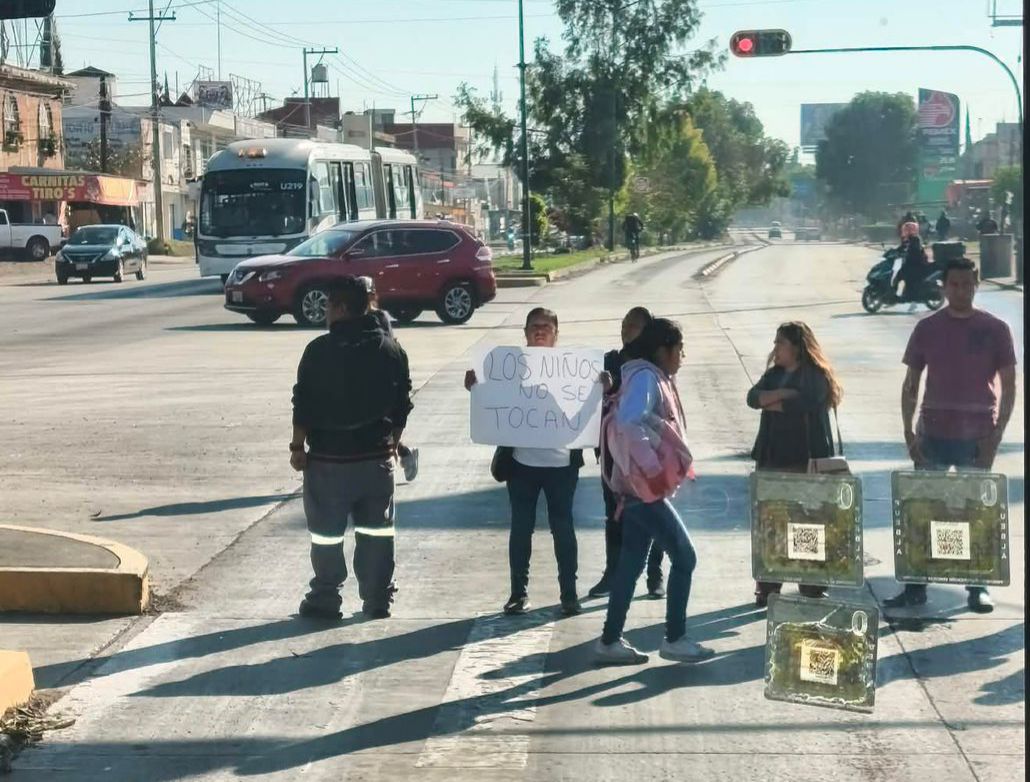 Protesta de padres de San Bernabé Temoxtitla deriva en destitución de directora y conserje