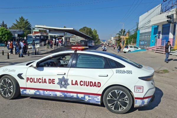 “Los niños no se tocan”: bloquean la 11 Sur en Puebla por presunto caso de acoso por parte de un conserje en primaria. FOTO: MTP Noticias.