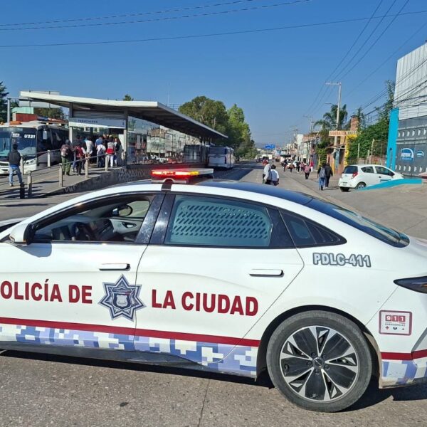 “Los niños no se tocan”: bloquean la 11 Sur en Puebla por presunto caso de acoso por parte de un conserje en primaria. FOTO: MTP Noticias.