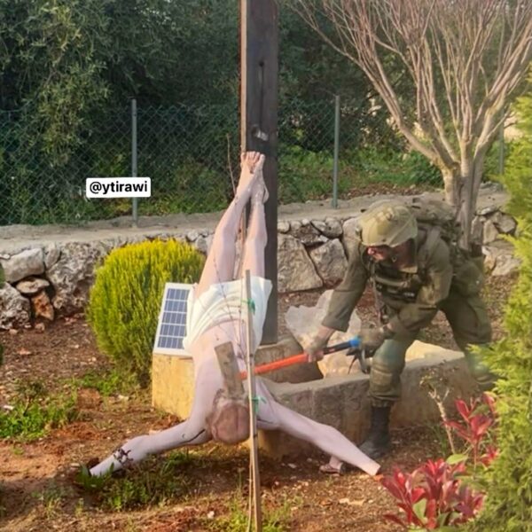 Destrucción símbolo cristiano