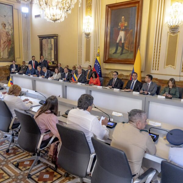 Gustavo Petro se reunió con Delcy Rodríguez en Caracas para abordar en materia de seguridad y crimen en la frontera. FOTO: Presidencia de Colombia.