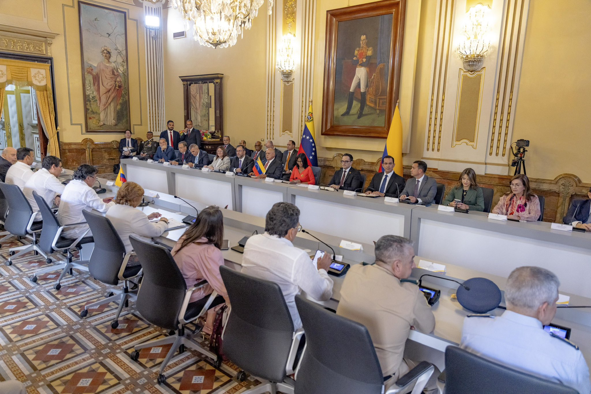 Gustavo Petro se reunió con Delcy Rodríguez en Caracas para abordar en materia de seguridad y crimen en la frontera. FOTO: Presidencia de Colombia.