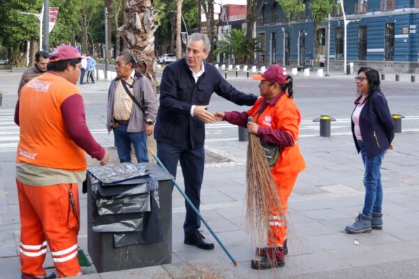 Trabajadores del OOSL recibieron un reconocimiento por sus labores en esta Semana Santa por parte del alcalde, Pepe Chedraui.