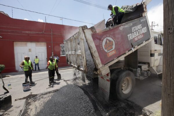 Más de 10 mil intervenciones de bacheo han sido supervisadas en Puebla como parte del mantenimiento vial.