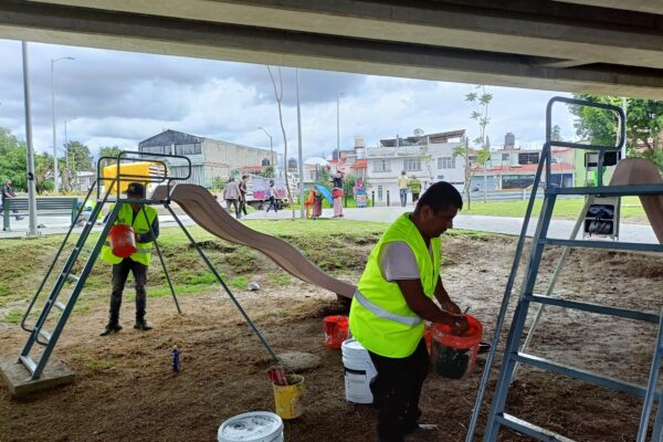 Más de 100 espacios de mobiliario urbano han sido rehabilitados en Puebla para mantener parques funcionales.