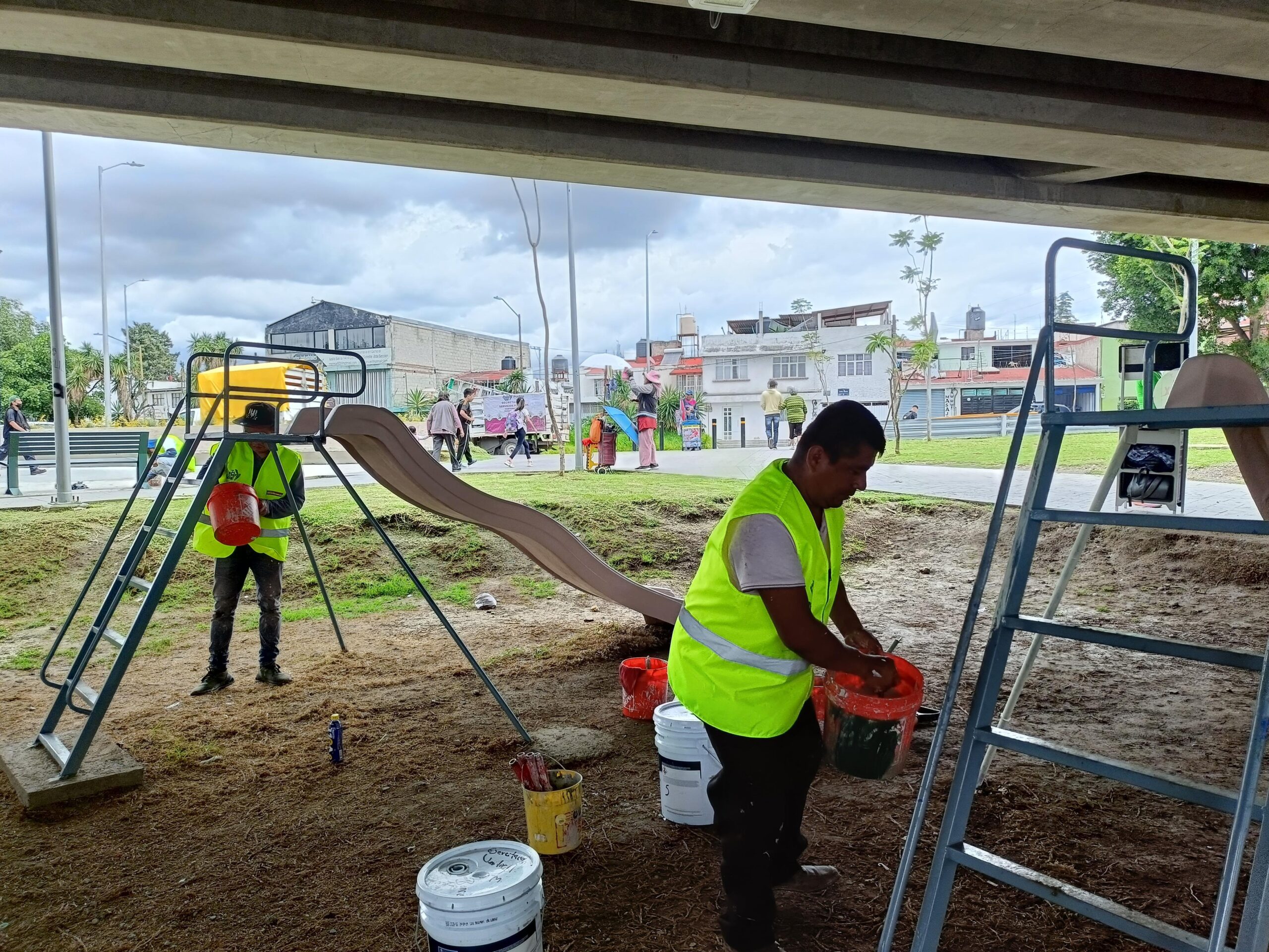 Más de 100 espacios de mobiliario urbano han sido rehabilitados en Puebla para mantener parques funcionales.