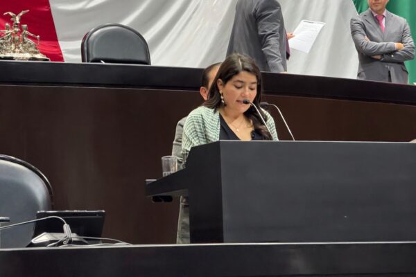 Gissel Santander defendió la necesidad de actualizar el marco legal para proteger los derechos de artistas frente a la inteligencia artificial.